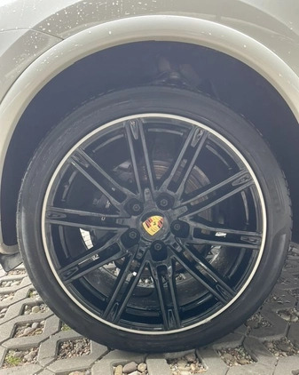 Porsche Cayenne cena 229000 przebieg: 175000, rok produkcji 2017 z Gdańsk małe 781